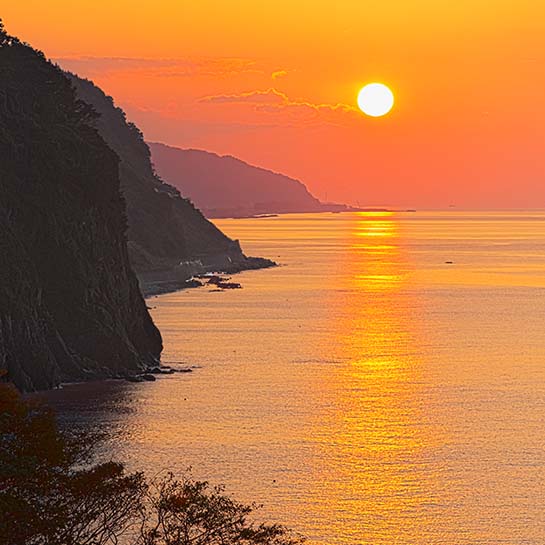 親不知断崖に沈む太陽